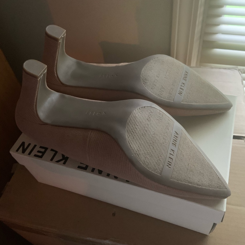 BRAND NEW ANNE KLEIN BEIGE/TAN HEELS - Picture 7 of 8